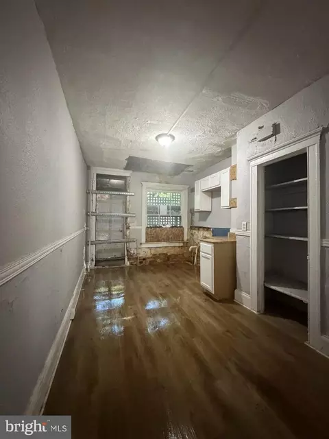 Entry Way - 2425 Mcculloh St, Baltimore, MD 21217 photo 5 of 17