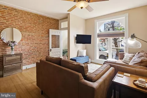 Living - 3116 E Baltimore St E, Baltimore, MD 21224 photo 3 of 3