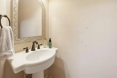 Bath - 3116 E Baltimore St E, Baltimore, MD 21224 photo 1 of 5