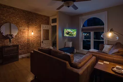 Living - 3116 E Baltimore St E, Baltimore, MD 21224 photo 1 of 3