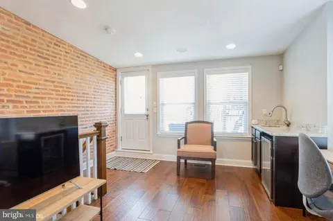 Entry Way - 2818 E Baltimore St, Baltimore, MD 21224 photo 8 of 10