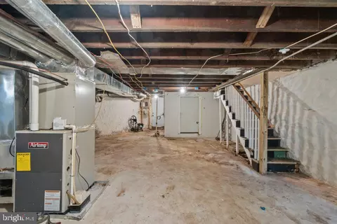 Entry Way - 618 Wicklow Rd, Baltimore, MD 21229 photo 5 of 6