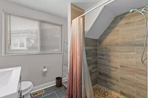 Bath - 618 Wicklow Rd, Baltimore, MD 21229 photo 4 of 4