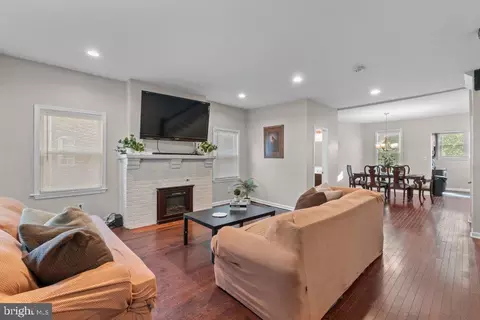 Entry Way - 618 Wicklow Rd, Baltimore, MD 21229 photo 1 of 6