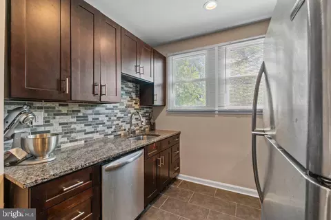 Entry Way - 618 Wicklow Rd, Baltimore, MD 21229 photo 4 of 6
