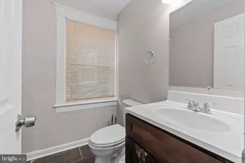 Entry Way - 618 Wicklow Rd, Baltimore, MD 21229 photo 3 of 6