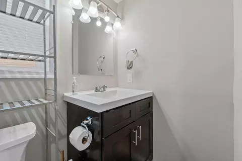 Bath - 618 Wicklow Rd, Baltimore, MD 21229 photo 2 of 4