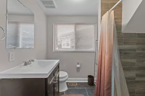 Bath - 618 Wicklow Rd, Baltimore, MD 21229 photo 3 of 4