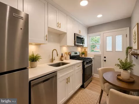 Kitchen - 105 Upmanor Rd, Baltimore, MD 21229 photo 2 of 3
