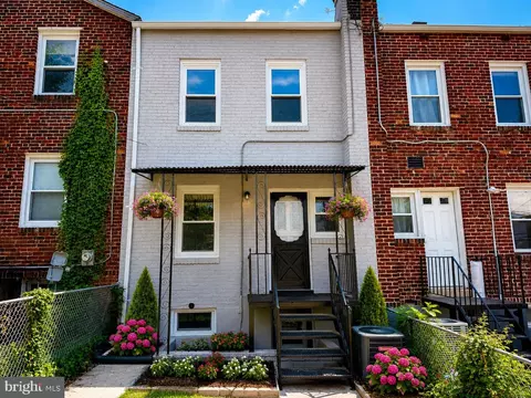 Exterior - 105 Upmanor Rd, Baltimore, MD 21229 photo 2 of 4