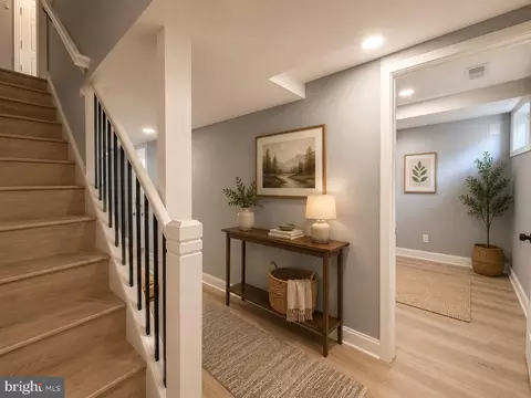 Entry Way - 105 Upmanor Rd, Baltimore, MD 21229 photo 2 of 2