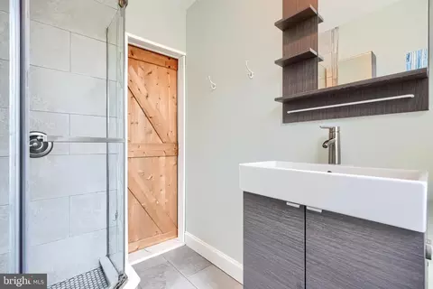 Bath - 1330 Morling Ave W, Baltimore, MD 21211 photo 3 of 8