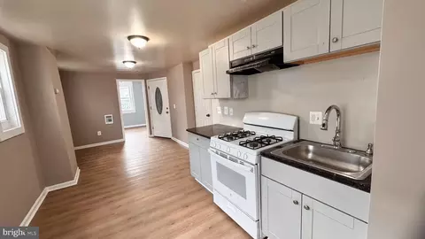 Entry Way - 3707 8th St, Baltimore, MD 21225 photo 9 of 10