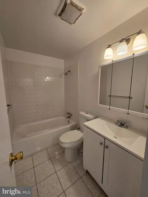 Bath - 5643 Kavon Ave, Baltimore, MD 21206 photo 2 of 2