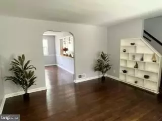 Entry Way - 1107 Cooks Ln, Baltimore, MD 21229 photo 1 of 2