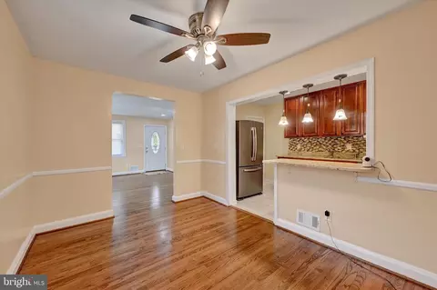 Entry Way - 2105 Cloville Ave, Baltimore, MD 21214 photo 2 of 5