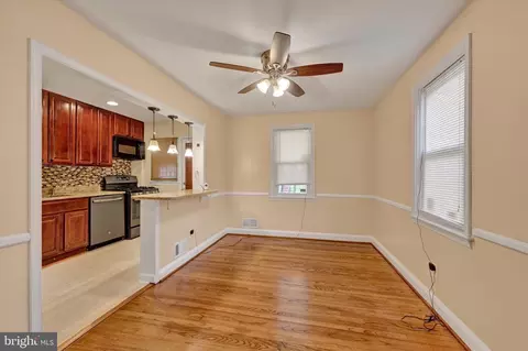 Entry Way - 2105 Cloville Ave, Baltimore, MD 21214 photo 1 of 5