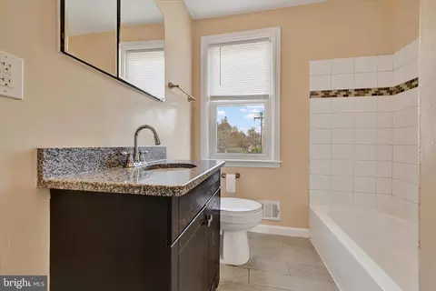 Entry Way - 2105 Cloville Ave, Baltimore, MD 21214 photo 4 of 5