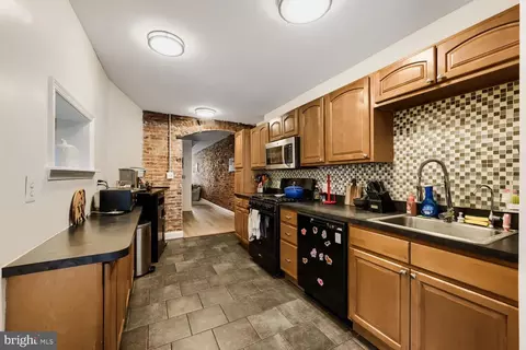 Entry Way - 802 E Fort Ave, Baltimore, MD 21230 photo 2 of 3