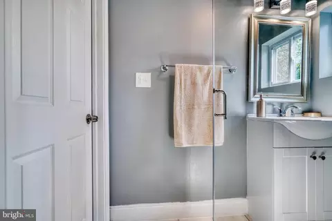 Bath - 4906 Grindon Ave, Baltimore, MD 21214 photo 8 of 9