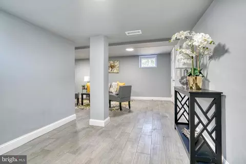 Entry Way - 4906 Grindon Ave, Baltimore, MD 21214 photo 5 of 5