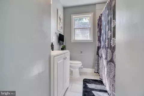 Entry Way - 4906 Grindon Ave, Baltimore, MD 21214 photo 4 of 5