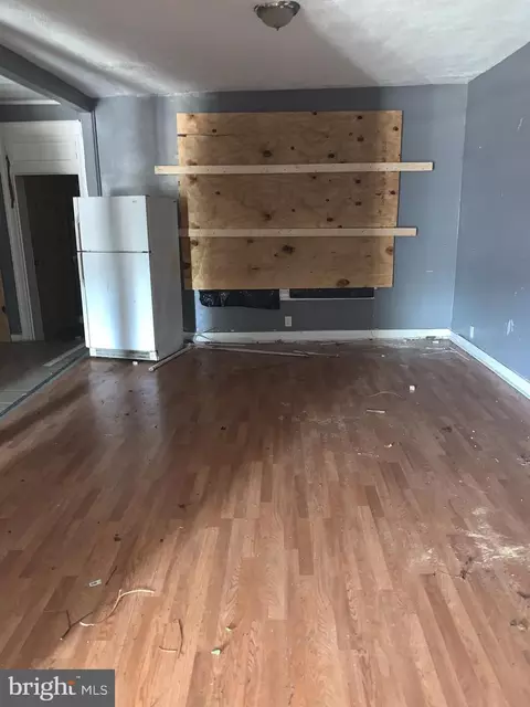 Living - 3434 Edmondson Ave, Baltimore, MD 21229 photo 2 of 3
