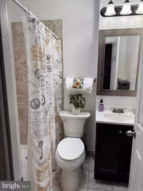 Bath - 3217 Ramona Ave, Baltimore, MD 21213 photo 2 of 5