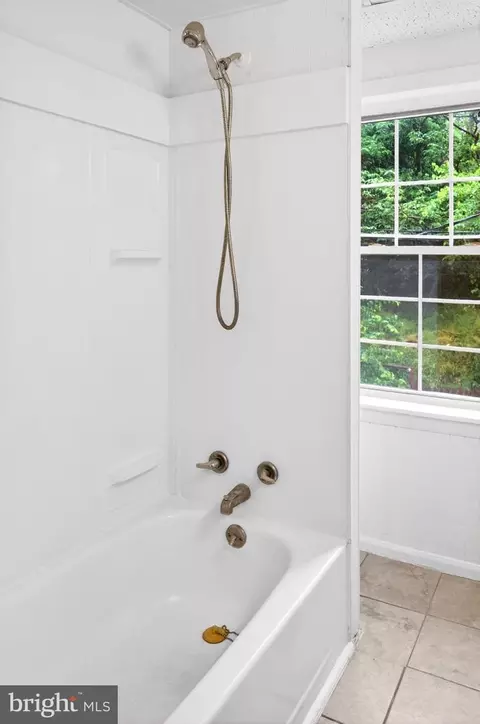 Bath - 407 Lynn Ave, Baltimore, MD 21223 photo 2 of 3