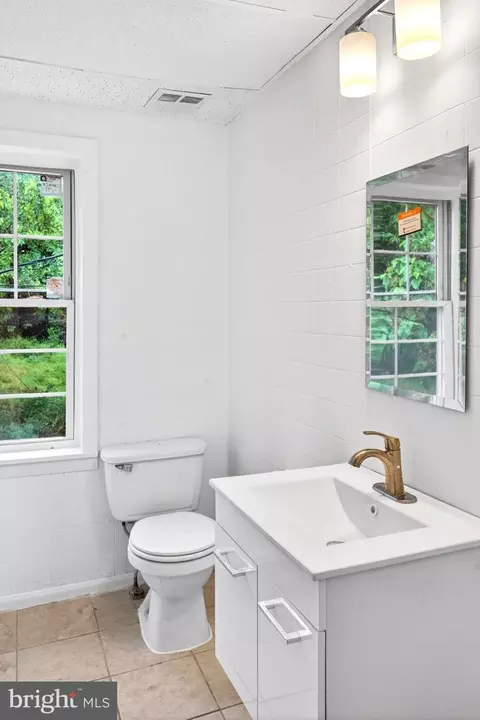 Bath - 407 Lynn Ave, Baltimore, MD 21223 photo 1 of 3
