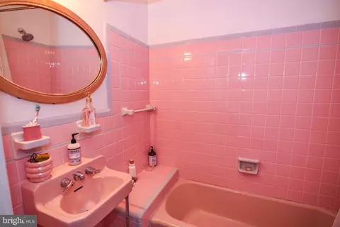 Bath - 24 Merrymount Rd, Baltimore, MD 21210 photo 2 of 6
