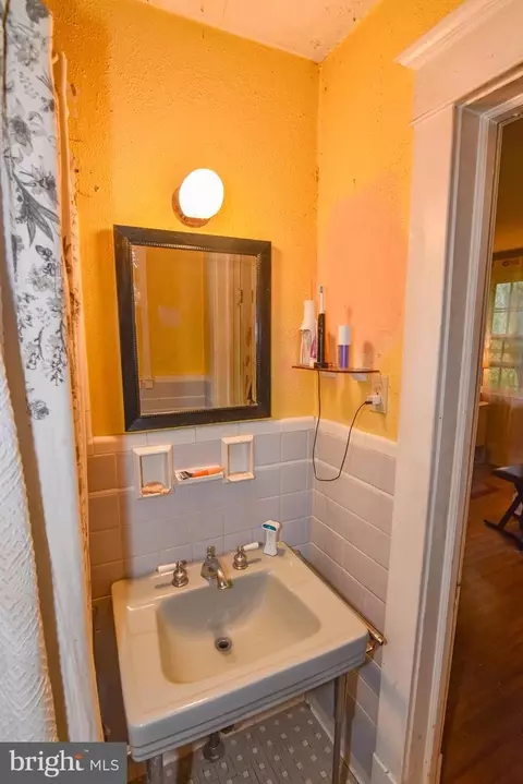 Bath - 24 Merrymount Rd, Baltimore, MD 21210 photo 5 of 6
