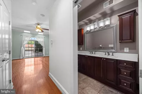 Entry Way - 1933 Fleet St, Baltimore, MD 21231 photo 12 of 23