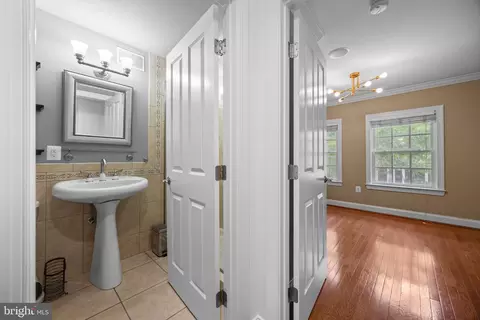 Entry Way - 1933 Fleet St, Baltimore, MD 21231 photo 15 of 23