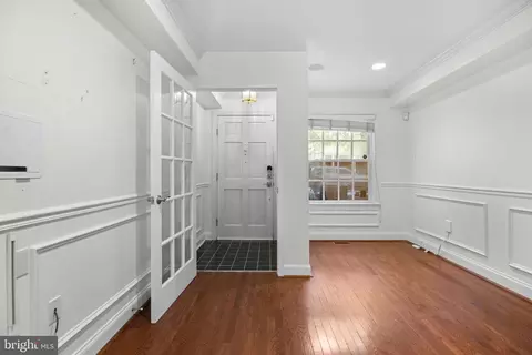 Entry Way - 1933 Fleet St, Baltimore, MD 21231 photo 5 of 23