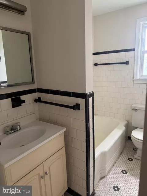 Bath - 2119 Cloville Ave, Baltimore, MD 21214 photo 1 of 1
