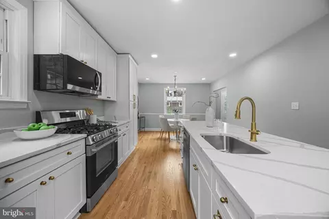Kitchen - 5306 Brabant Rd, Baltimore, MD 21229 photo 4 of 5