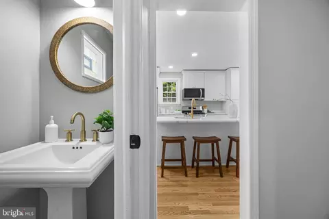 Entry Way - 5306 Brabant Rd, Baltimore, MD 21229 photo 3 of 5