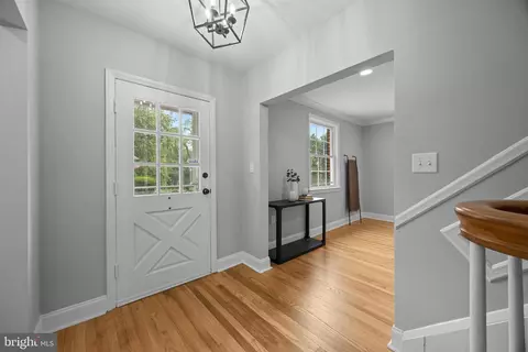 Entry Way - 5306 Brabant Rd, Baltimore, MD 21229 photo 4 of 5