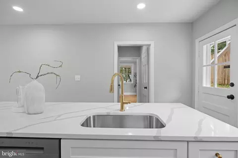 Entry Way - 5306 Brabant Rd, Baltimore, MD 21229 photo 2 of 5