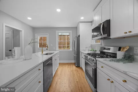 Entry Way - 5306 Brabant Rd, Baltimore, MD 21229 photo 1 of 5