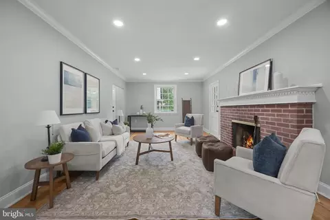 Living - 5306 Brabant Rd, Baltimore, MD 21229 photo 3 of 4