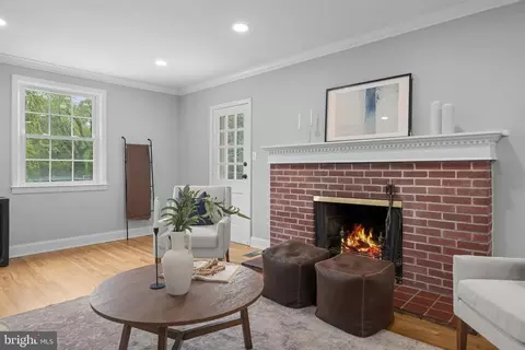 Living - 5306 Brabant Rd, Baltimore, MD 21229 photo 2 of 4