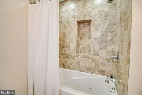 Bath - 934 Binney St, Baltimore, MD 21224 photo 2 of 5