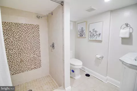 Bath - 934 Binney St, Baltimore, MD 21224 photo 5 of 5