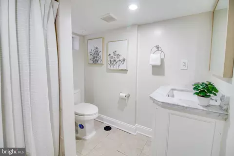 Bath - 934 Binney St, Baltimore, MD 21224 photo 4 of 5