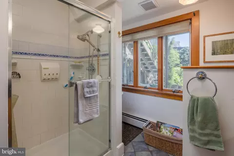 Bath - 1141 Riverside Ave, Baltimore, MD 21230 photo 2 of 4