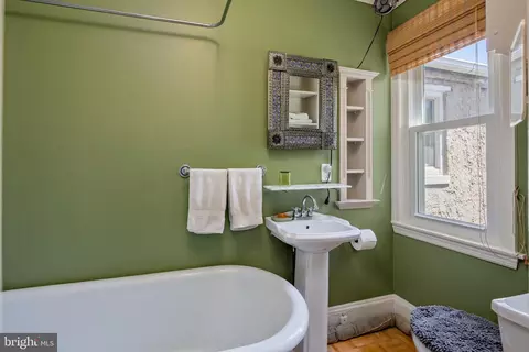 Bath - 1141 Riverside Ave, Baltimore, MD 21230 photo 3 of 4