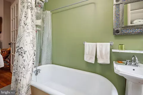 Bath - 1141 Riverside Ave, Baltimore, MD 21230 photo 4 of 4
