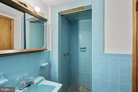 Bath - 1241 Glenhaven Rd, Baltimore, MD 21239 photo 3 of 3